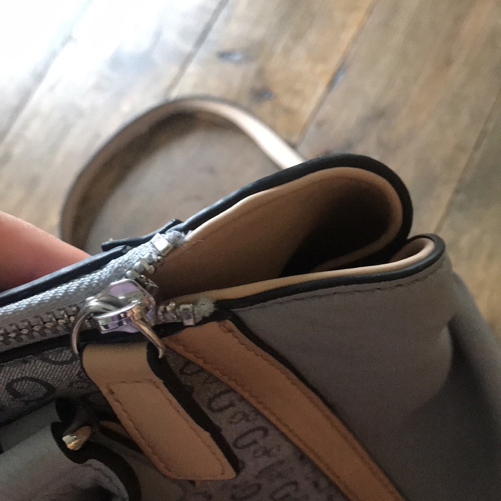 Blue/Tan vegan handbag from Guess - Picture 10 of 10